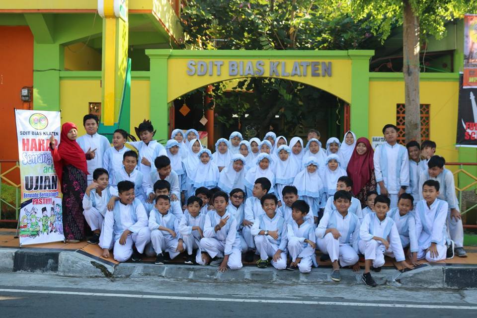 Membangun Generasi Emas