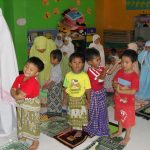 BAGAIMANA AGAR ANAK SENANG MENGERJAKAN SHALAT DENGAN GEMBIRA??