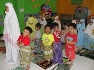 BAGAIMANA AGAR ANAK SENANG MENGERJAKAN SHALAT DENGAN GEMBIRA??